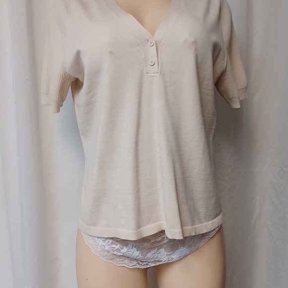 Women Cabi Campus Cream V-Neck Short Sleeve Top - Picture 13 of 13
